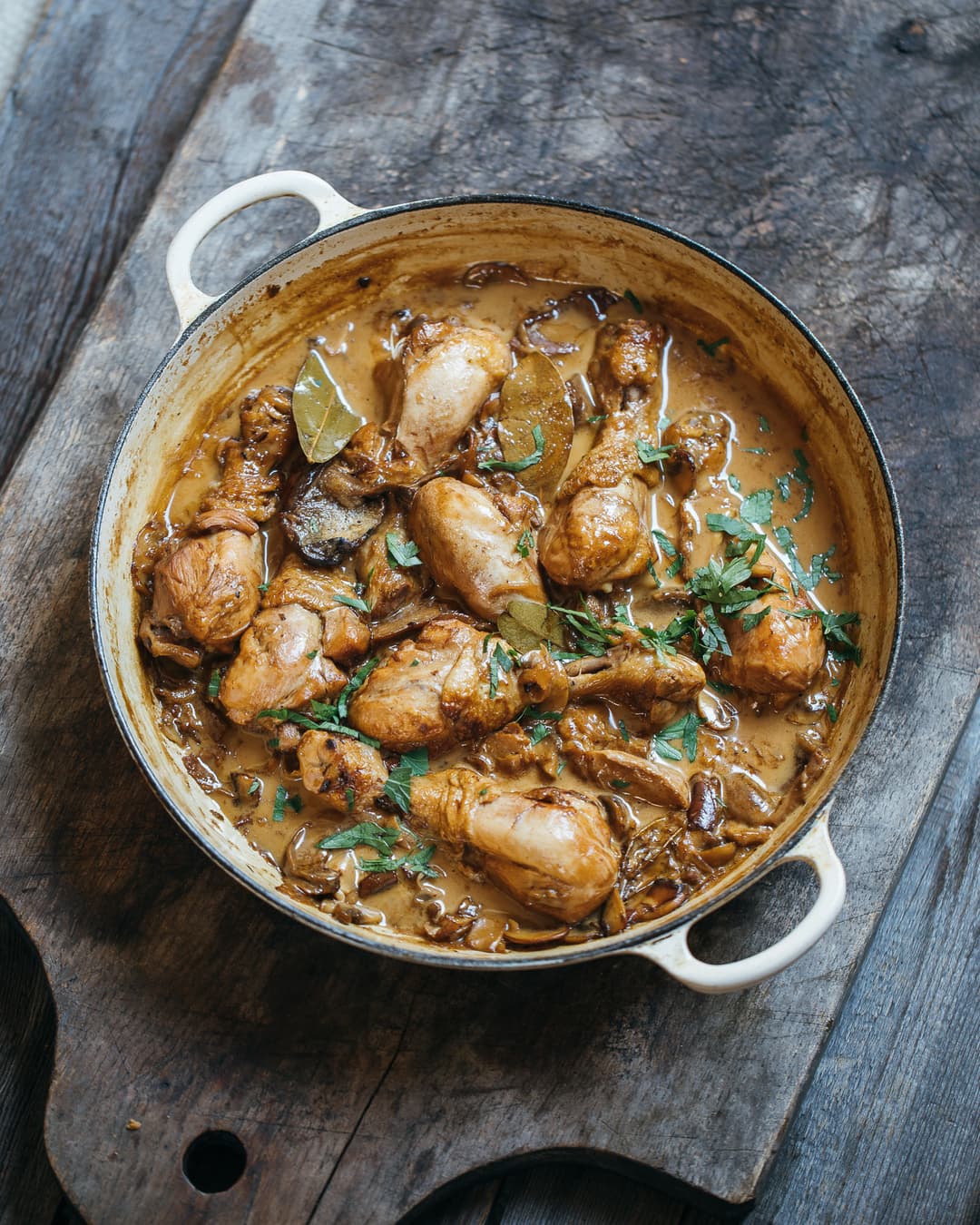 Chicken drumsticks with porcini and chardonnay